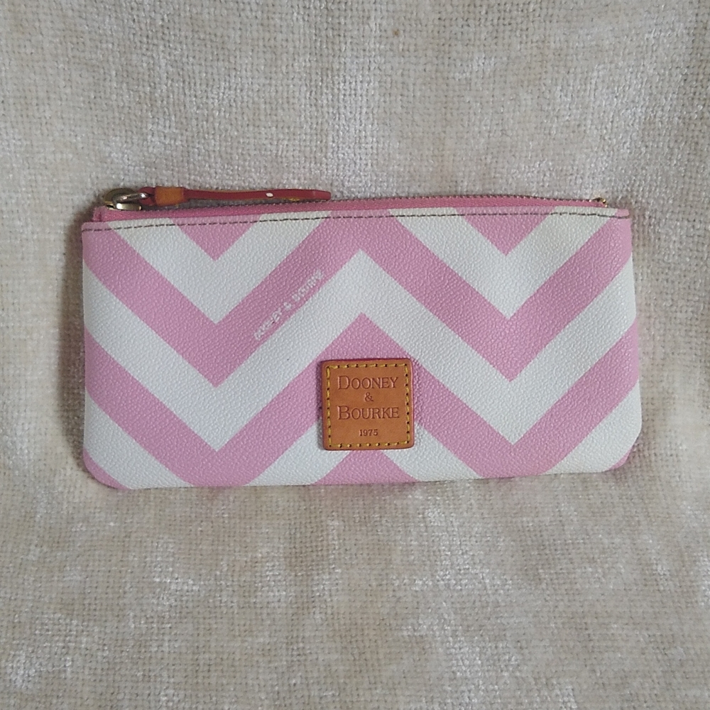 ⌛️ CLEARANCE  - Authentic Dooney and Bourke pouch